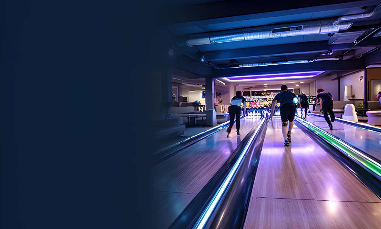 Bowlingbahn in Schneeberg mit leuchtender LED-Bande, aufgestellten Pins und Spielern im Anlauf