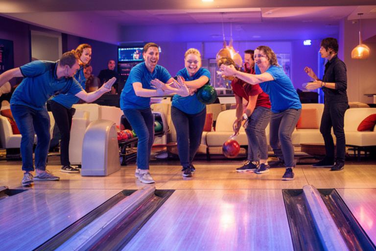 Sportgruppe beim gemeinsamen Bowlingtraining auf modernen Bahnen in Schneeberg