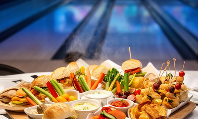 Fingerfood-Platte mit kleinen Snacks auf einem gedeckten Tisch im Bowlingcenter