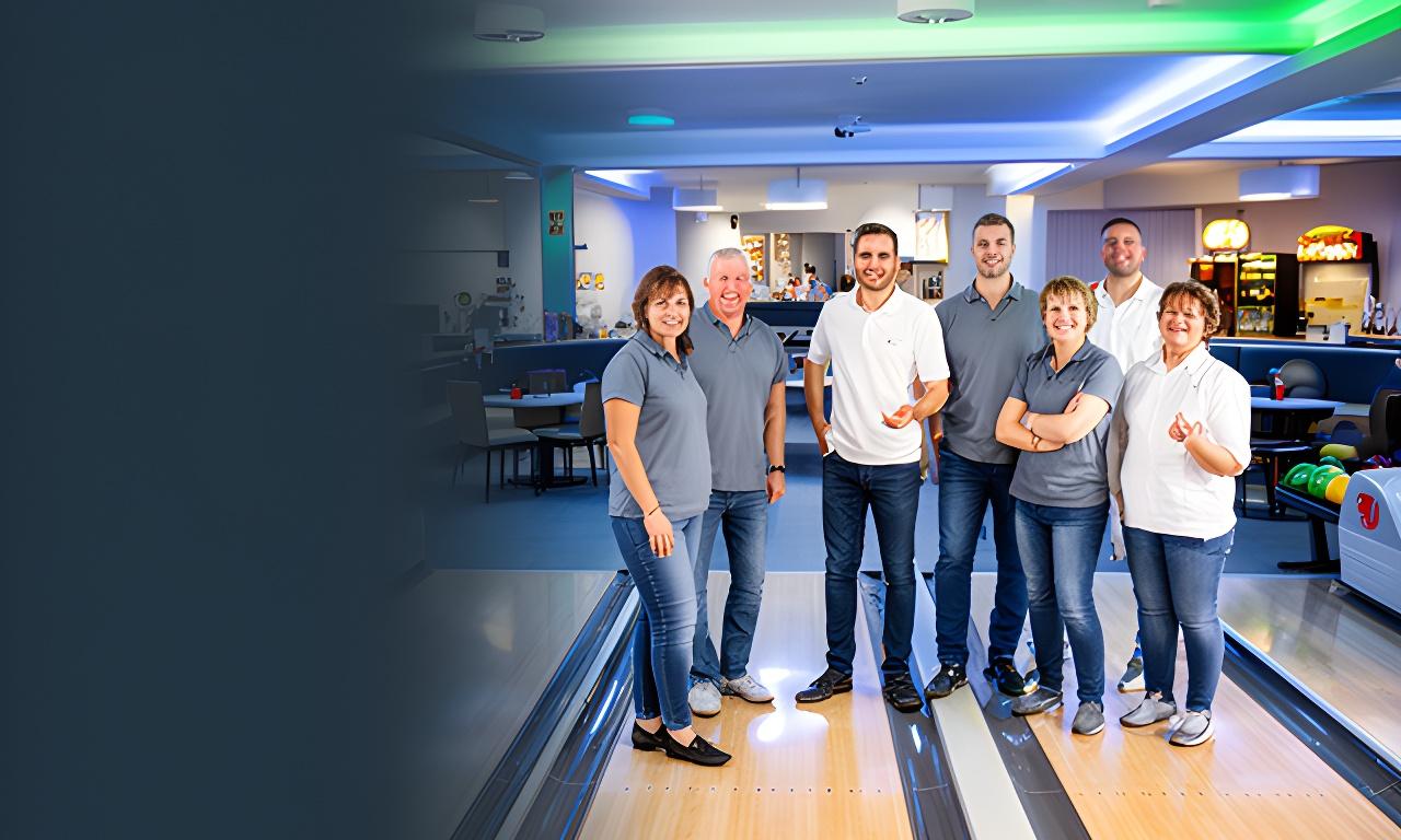 Bowlingteam von Ortlieb Bowling GmbH auf der Bahn im hell beleuchteten Bowlingcenter in Schneeberg